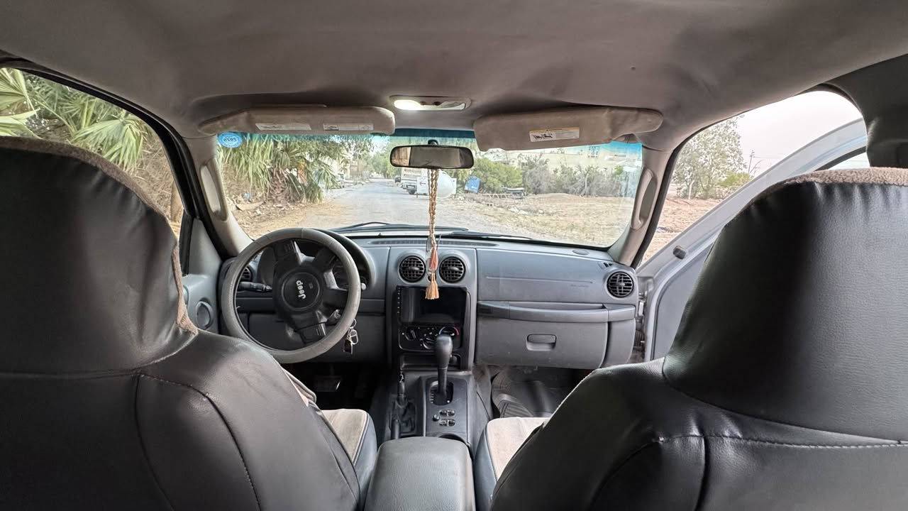 السلام عليكم جيب لبرتي مكفوله
 موديل 2006 محرك ٣٧٠٠  
سیارە جاهز 
مکفول مکینە ولکیر بشرط مامفتوح 
صدر وحدادیە جدید سویە 
اربع تایرات جدید 
دبل اکسل 4×4
کیر اوتو ماتیک 
شاشە 
سونرهه موجود بل الصور السياره مكفوله من كلشي تبريد ثلج السعر 85 $ للطیبین بيهه مجال بسيط  مكاني کفری دیالی  
***********
