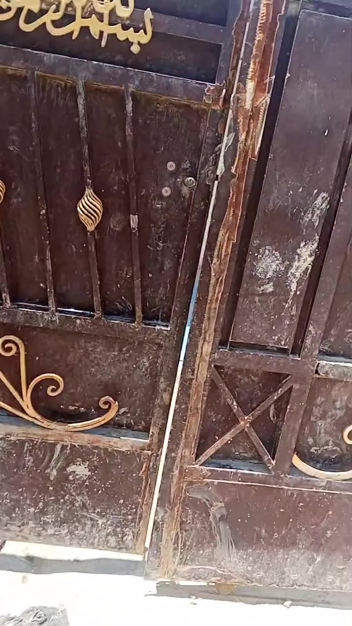 السلام عليكم ورحمة الله من رخصت المسؤولين بيت بل صبخه مساحته 200متر قرب اسواق استاد حسين الركابي بيت تجاوز للبيع يحتوي على غرفتين ومطبخ وصاله واستقبال وصحيات خارجية سكفه سندويش جديد سعره 20وبي مجال ***********
