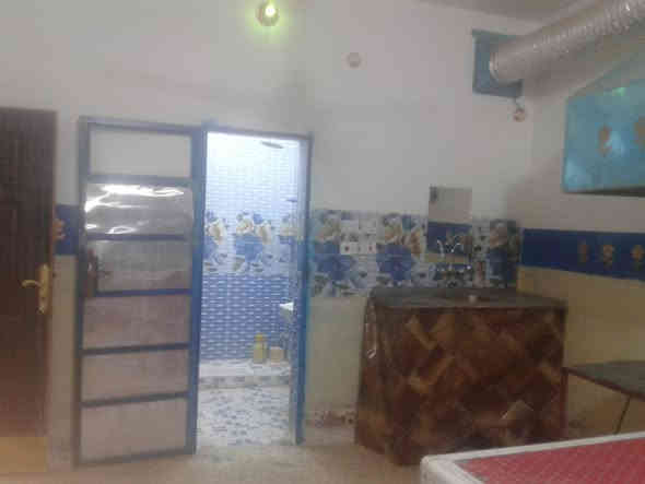 مشتمل طابق ثاني للايجار في داموك الحقوقيين مجاور مدرسة اليسر غرفة نوم وصالة ومطبخ وصحيات وصطح كبير بناء حديث كلة سيراميك رايدة 250 والكهرباء والماي علي للاستفسار ***********
