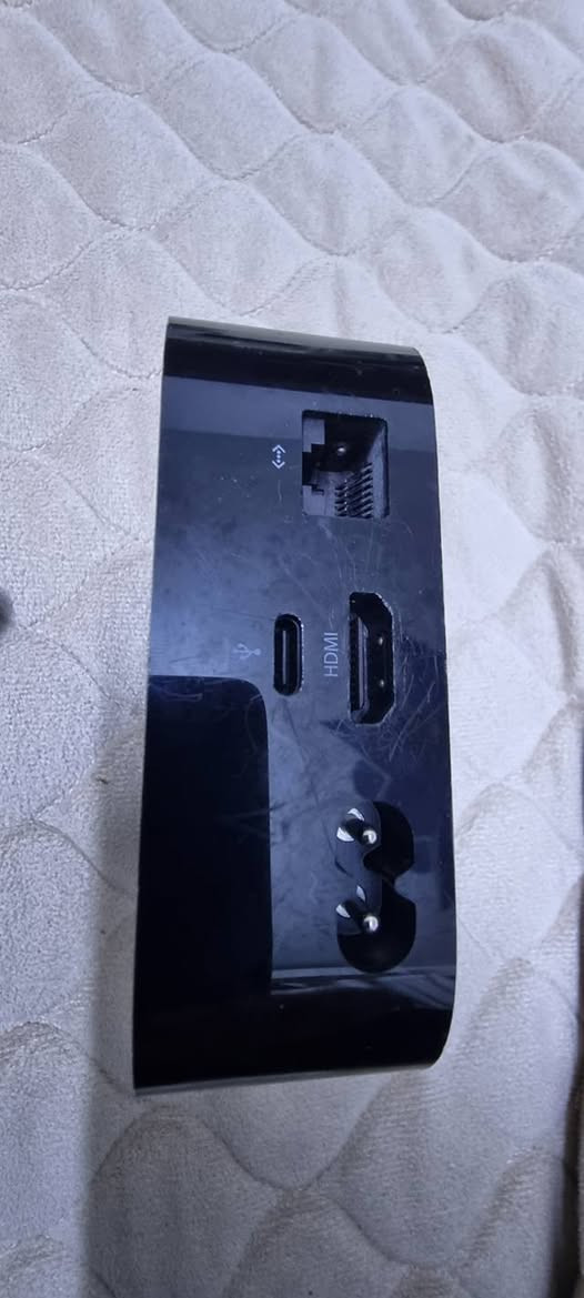 ابل تي في Apple Tv
موديل جهاز Apple TV A1625 من الجيل الرابع،
 سعة 32 جيجابايت، يدعم البث عالي الدقة 4K، 
وياه جهاز تحكم عن بعد
(( السعر 100 الف ))
بغداد /مدينة الصدر/***********
