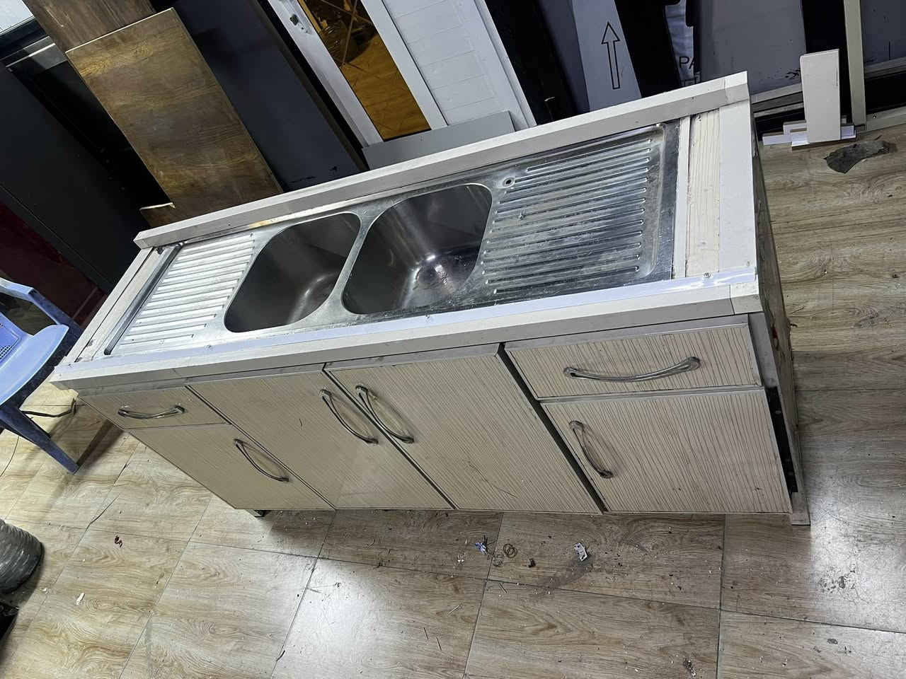 السلام عليكم كاونتر البيع مستعمل 175 قياسه 
مكانه حي اور سعره 150 الف ***********
