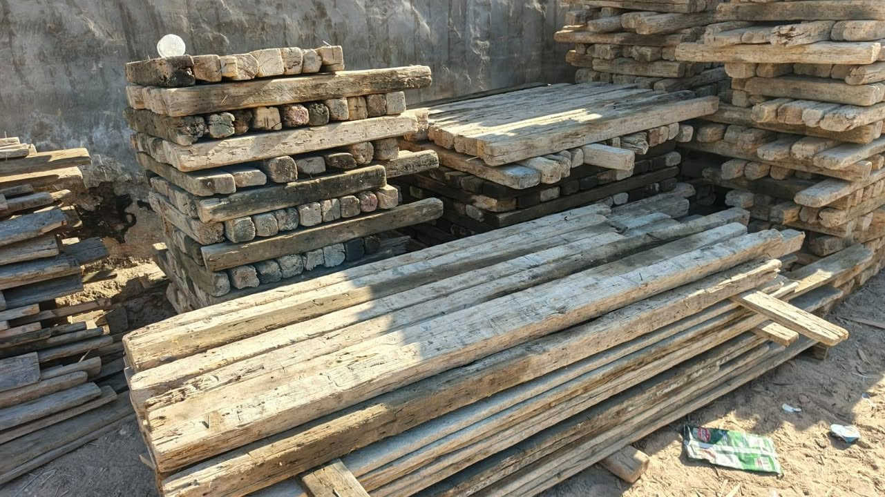 للبيع
 قالب خشب روسي تارس نظيف
عدد 6  مكاعب ونص
عنوان الحلة هاتف ***********
