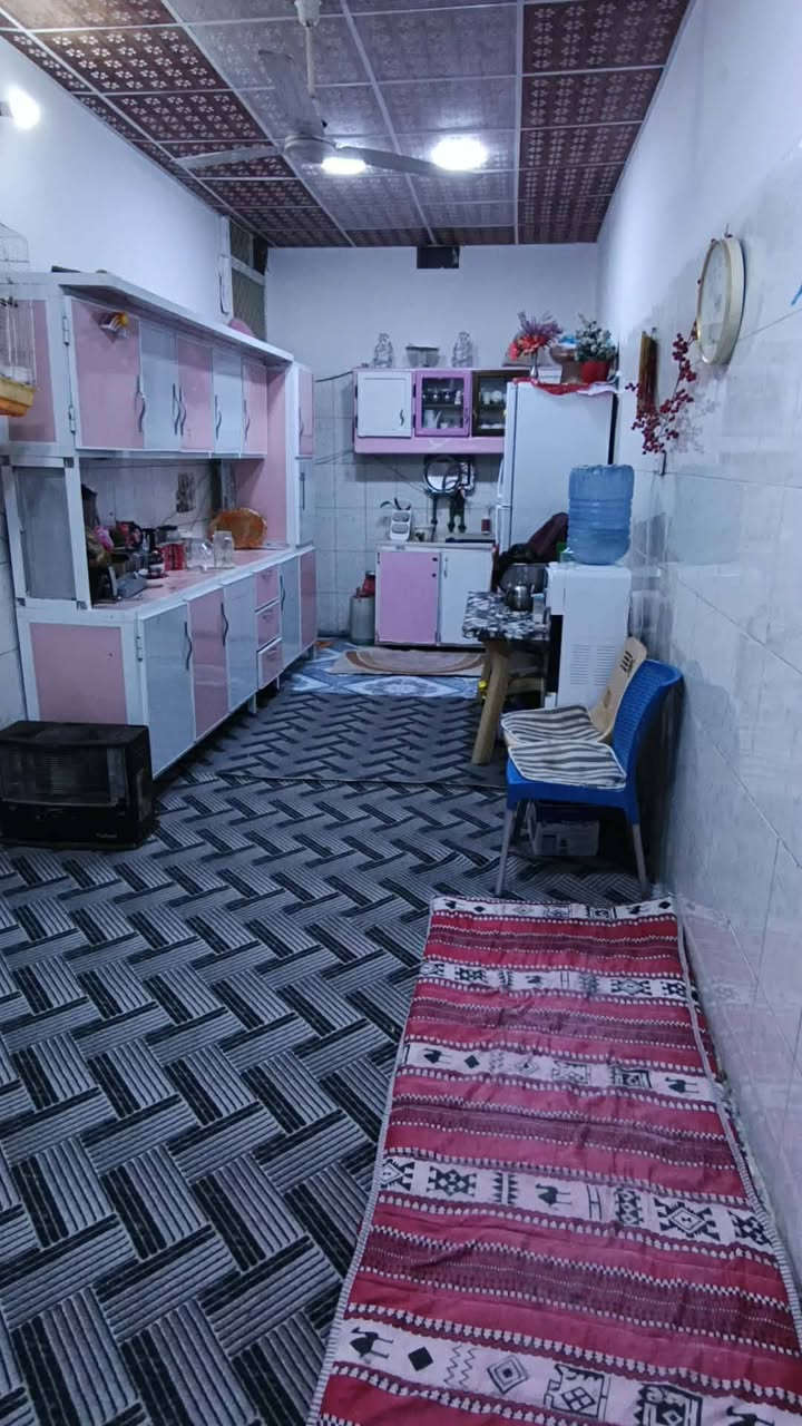 سلام عليكم دار للبيع 
مساحه 300
يتكون من 
1استقبال 7*4
2صاله خارجية 9*5
3صاله داخليه 7*6
4 عرفه نوم 4*4
5مطبخ 8*3
مجموعه صحيات  داخليه  خارجية 
_________________________________
الطابق الثاني
1صاله 9*5
2مطبخ3*3
3 غرفه 4*5
4غرفه 7*4
5غرفه 8*4
صحيات 
موقع المنزل حي العسكري فرع احمد التبي 
للاستفسار -***********----***********
