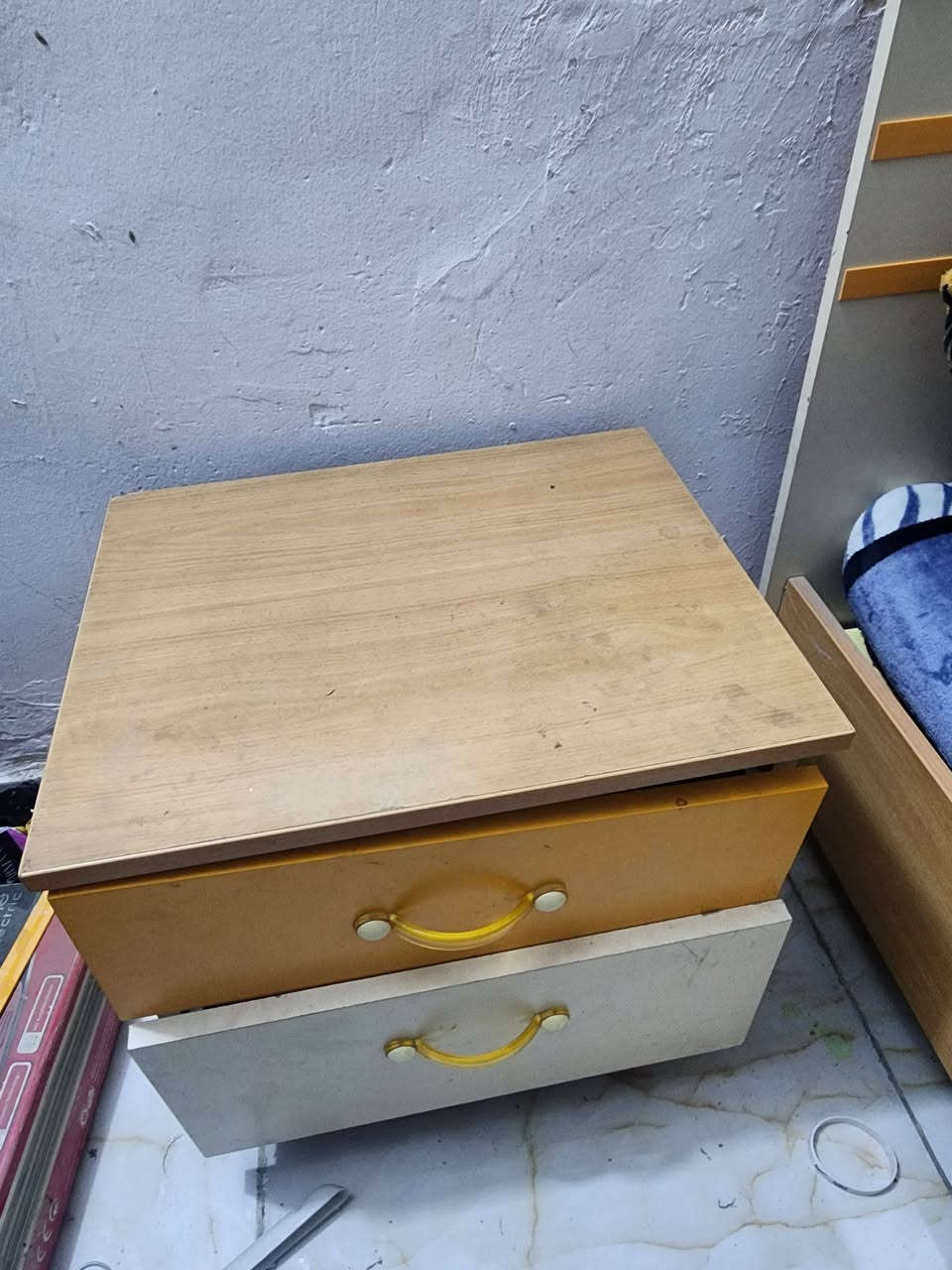 السلام عليكم 
للبيع كناتير عدد ٢   ( ٣ ابواب ) نفس اللون ونفس الموديل مع سرير  نفر واحد نفس اللون والموديل مع كومديات عدد ٢  .. كلهن شلع سعرهن 250 الف    رقم موبايل ***********  عنوان بغداد
