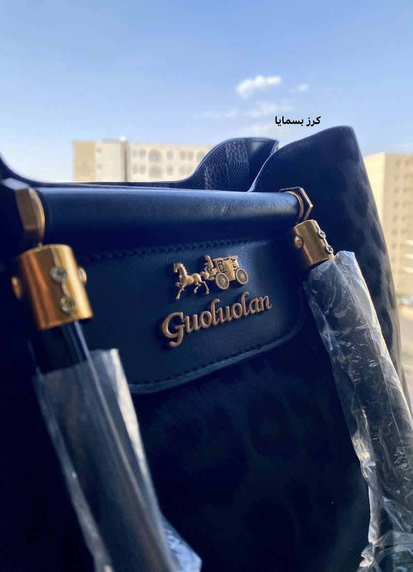 حقيبة نسائية من ماركة غولولان (Guoluolan) 🖤
تتميز بتصميم كلاسيكي أنيق باللون الأسود مع نقشة جلد الفهد 🥰
تحمل شعار العربة والحصان الشهير باللون الذهبي، مع اسم الماركة مكتوباً بالخط المائل (Guoluolan)😍
تأتي مع حزام كتف إضافي قابل للفصل عريض ومزين بنقوش وكتابات متناسقة مع القطع الذهبية للحقيبة 😊
متوفر توصيل .


**إذا كنت صاحب هذا الإعلان وتريد حذفه لأي سبب، رجاءا أرسل رسالة إلى الدعم الفني**