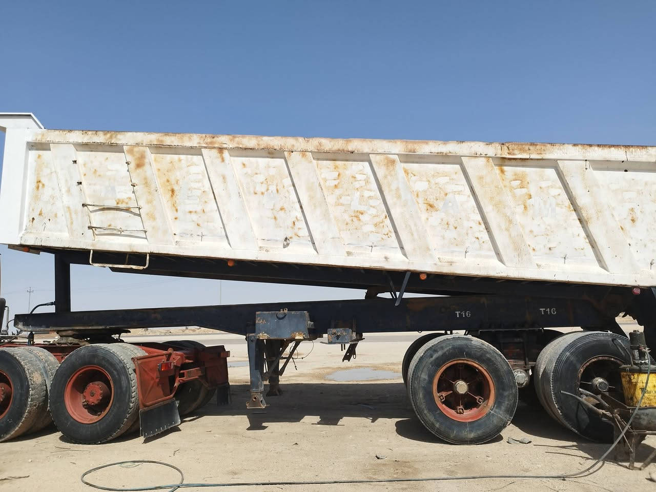 السلام عليكم سياره البيع راس وعربانه موديل 81مكينه 28لاتنقيص ولاتبخير كير 11 1مجموعه جيف  ***********
