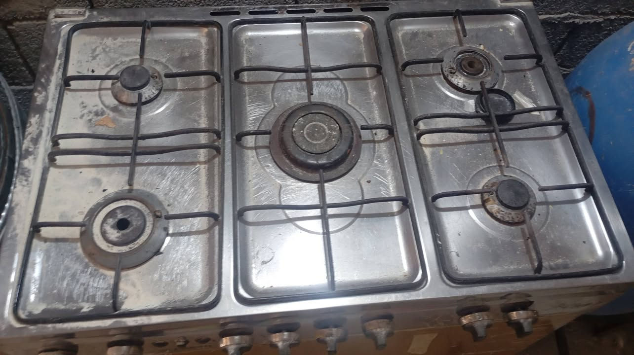 سلام عليكم للبيع طباخ يشتغل ونضيف وكلشي مابيه  سعره 60 ألف+ غساله شغاله بس النشافه عطلت البقيه كلشي شغال سعره 15 الف المكان الكوت الوافدين الرقم ***********
