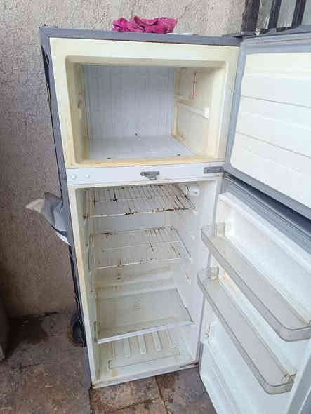 ثلاجه اللبيع نضيفه سعرهه 80 الف وبيهه مجال بصيط تجميد فول شراي هاذ رقمي***********
