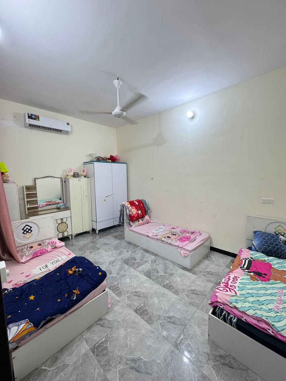 دار للبيع دوانم المعمل قرب جامع الكليدار طابق واحد مساحة 200م للاستفسار***********
