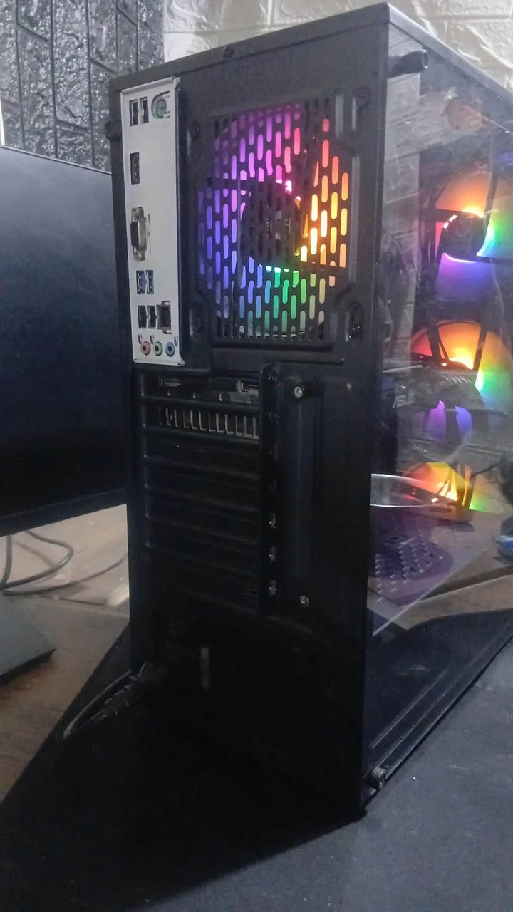للبيع PC Gaming
🖥️ المواصفات:

• Motherboard: ASUS H510
• Processor: Intel Core i5 الجيل العاشر
• RAM: Crucial 16GB (2×8) DDR4 3200MHz
• HDD: 1TB
• SSD: 256GB
• GPU: ASUS RTX 3060 12GB
• Power Supply: FSP 700W
• Case: Fantech مع 4 فانات
• تبريد وتهوية ممتازة

🎮 مناسب للألعاب، الدراسة والشغل
💰 السعر: 800,000 دينار
🚚 يوجد توصيل لجميع محافظات العراق
📩 للاستفسار أو تجربة الجهاز راسلني خاص او واتساب ***********
