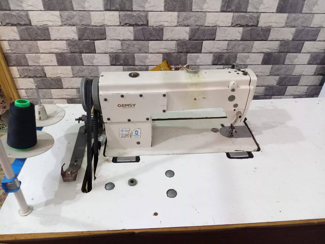 مكينه GEMsy. 
جمسي الباب الأول نظيفه كلش مابيهه اي عطل  ////بيها فقط الخيط يفلت مانعرف نخيط بيهه. رايد اشتري مكينه زغيره 

***********  رقم الهاتف
