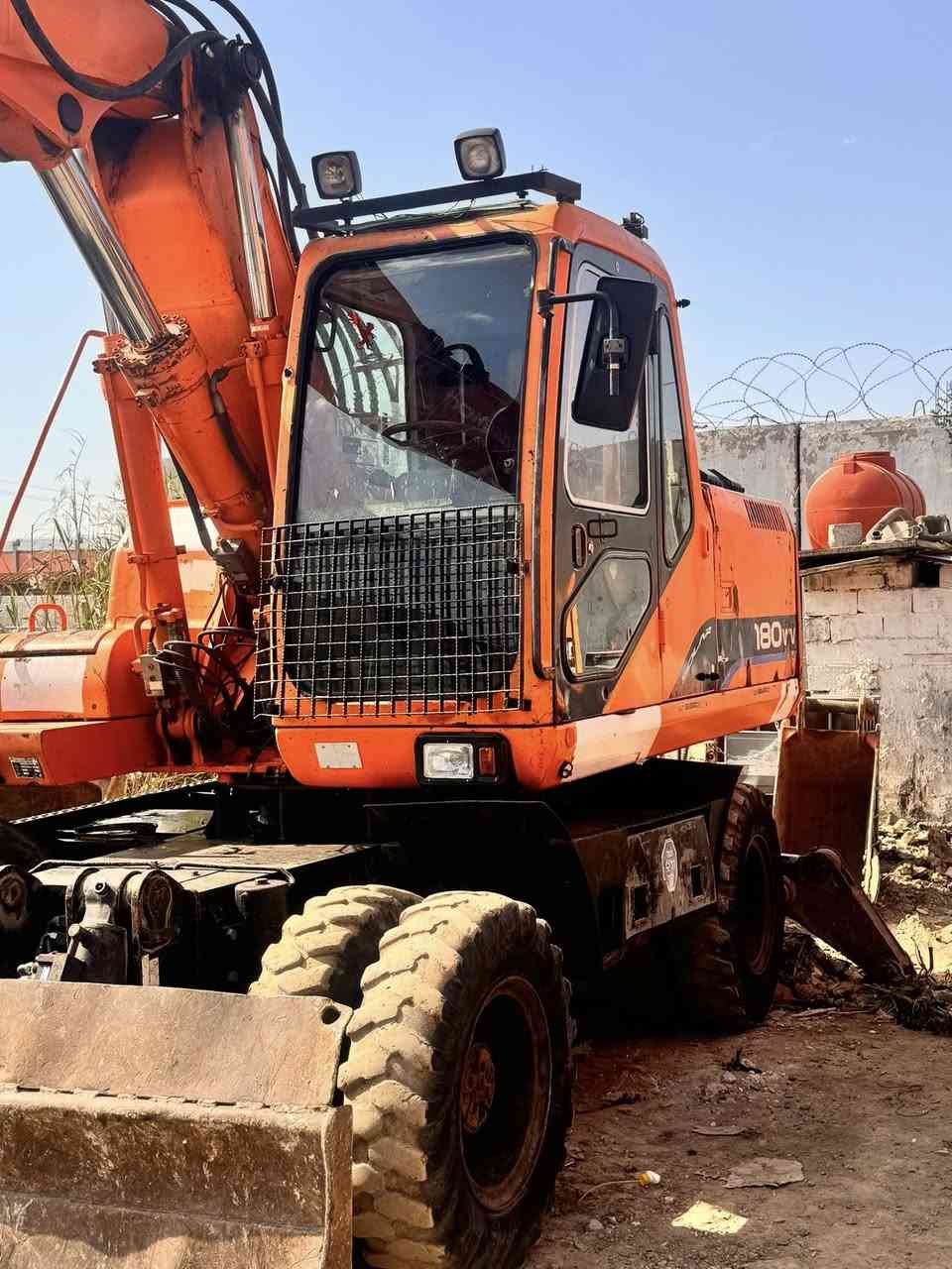 حفاره للبيع 2006رقم أربيل بسمي حفاره خير من الله جاهزه للعمل مكفوله من كير محرك  مكاني بغداد 
***********
