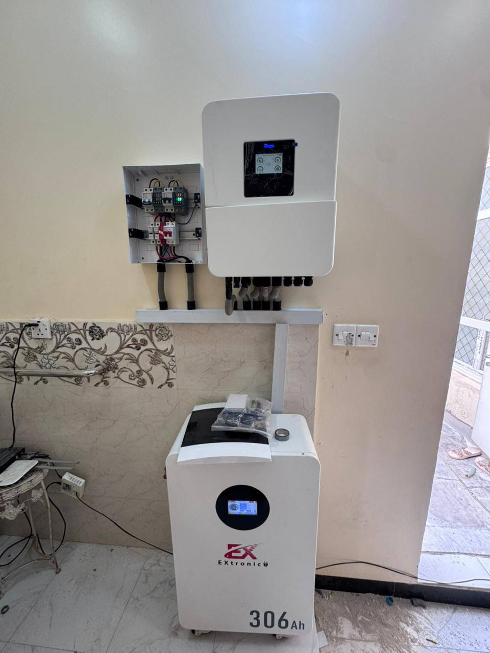 ☀️ تم التنفيذ: منظومة طاقة شمسية ذكية بكفاءة عالية ☀️
​تستمر سمارت هوم (Smart Home) للتميز في تقديم حلول الطاقة المتجددة، حيث نضع بين أيديكم أحدث التجهيزات لضمان استمرارية التيار الكهربائي بأعلى أداء.
​تفاصيل المنظومة المنفذة:
​الألواح: 10 ألواح من نوع LONGI 7 المتطورة (قدرة إنتاجية عالية لتغطية الاحتياج اليومي).
​الإنفيرتر: جهاز DEYE بقدرة 6 كيلو واط (أداء ذكي واعتمادية عالمية).
​التخزين: بطارية Strong لضمان استقرار الطاقة.
​كفاءة التشغيل:
⚡ النظام النهاري: قدرة تشغيلية تصل إلى 20 أمبير مباشرة من الشمس.
🌙 النظام الليلي: سحب هادئ ومستقر يصل إلى 15 أمبير عبر البطاريات.
​نحن في سمارت هوم للتأسيسات الكهربائية نعتمد دائماً على الحسابات الدقيقة لضمان أطول عمر افتراضي للمعدات وأفضل استغلال للطاقة النظيفة.
​📍 خدماتنا تشمل: تصميم، تركيب، وصيانة منظومات السيطرة والطاقة المتجددة.
📞 للاستفسار أو الحجز: (***********)
​#طاقة_شمسية #سمارت_هوم #الكهرباء_الحديثة #LONGI #DEYE #العراق
