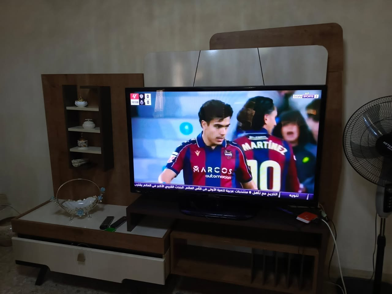 *شاشة نوع ال جي الاصلي حجم 50 استيراد القديم الوكالة الاصلية بحالة ممتازة استخدام قليل جدا سعرها 250 الف علما أن الجديد بنفس مواصفاتها سعرها أكثر من 600 الف بس بالكارتون بالسوق ..

* طاولة وبوفية تلفزيون نوع الضخمة بعرض مترين وارتفاع 175 سم من وكالة الجشعمي بسعر 300 الف علما أن سعرها بالسوق 900 الف .

* في حالة شراء التلفزيون والطاولة يتم تخفيض المبلغ الكلي 50 الف

المكان الغزالية   ... موبايل  ***********
