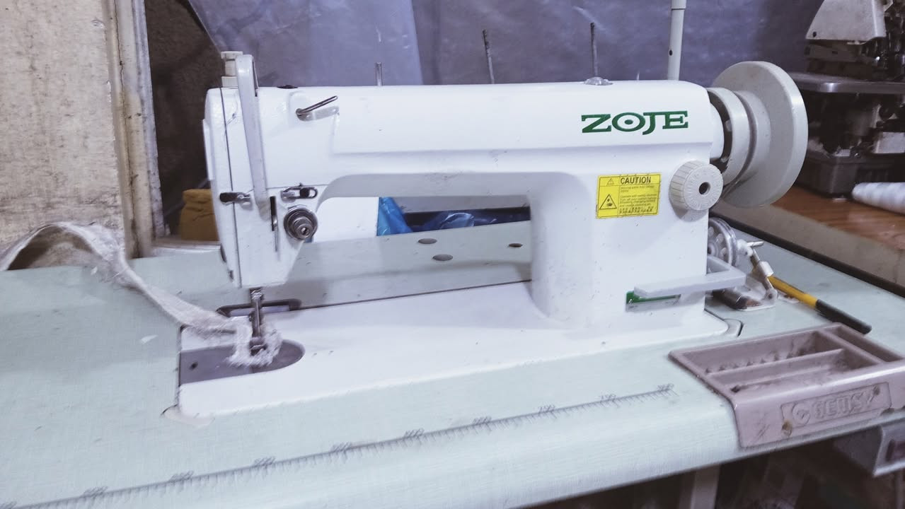 مكينة زوجي  حوزة خشنة  ابرة 23 شغالة تمام للأقمشة السميكة السعر 250بغداد ***********
