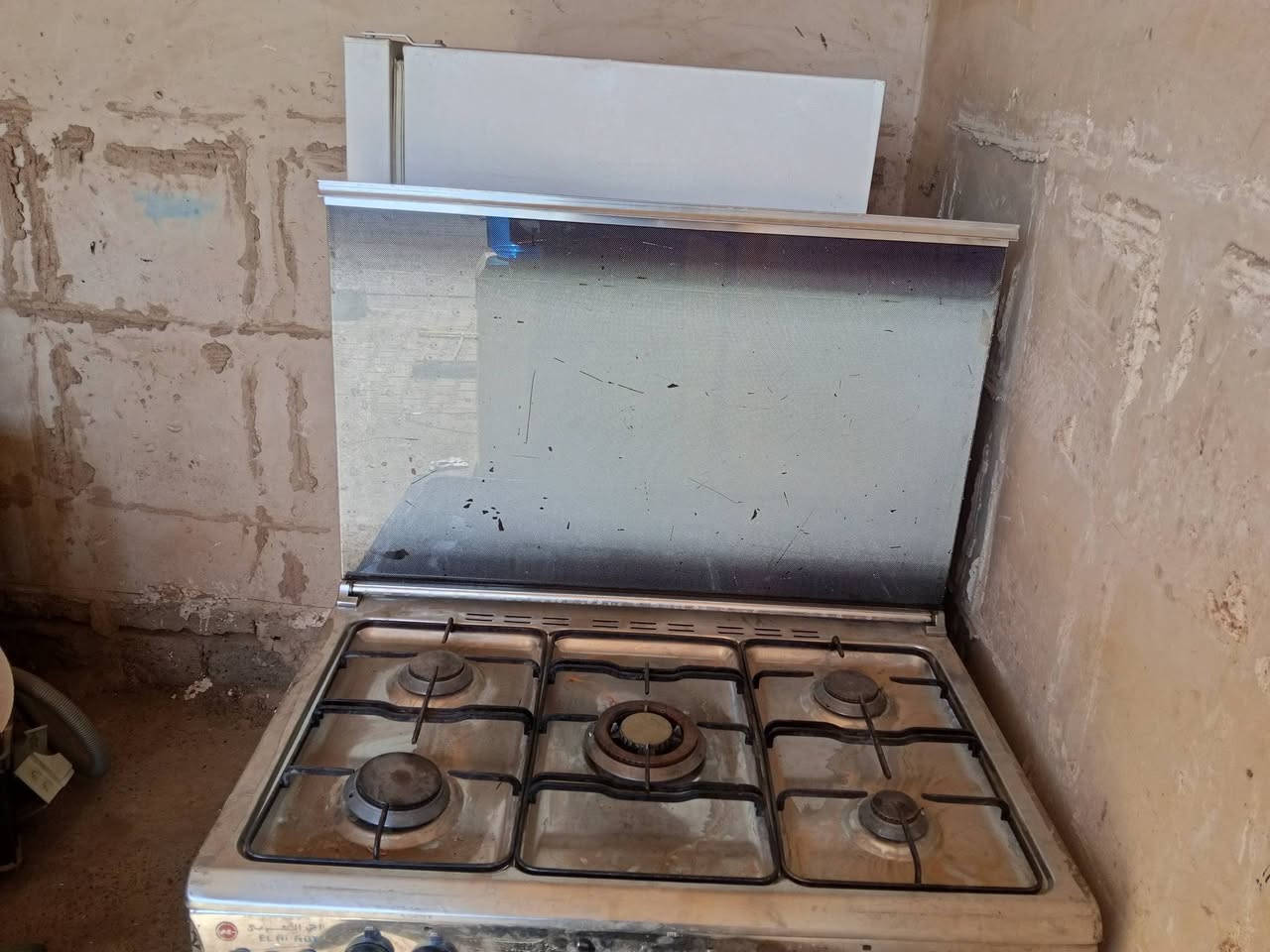 طباخ مصري كما واضح بصوره 
نضافه٩٥/١٠٠
نطي بشرط
سعر١٧٥
٥عيون شرط من فوك وجوه
فرن شغال 
مكان محلي ناحيه العباسي مقابيل مسجد النور قرب عباس الفياض 
***********
