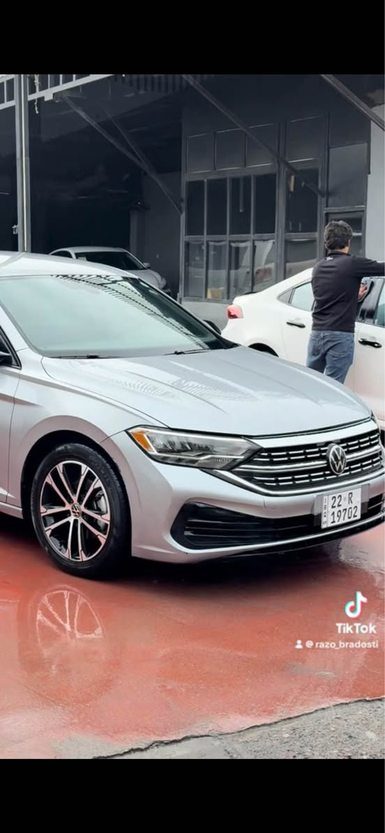 Jetta 2023 جیتا ٢٠٢٣
مواسەفاتی s سپۆرتی گێر عادیە 
بۆیاغ تەنها ٢ بست لە لێواری بۆنید هەیتی بێ ناوگرتن هیچی تری نیە 
رادیتەر و لایت و هەموو شتێکی بیلادیە بە شەرت
ژ.مۆبایل   *********** أربيل, العراق
