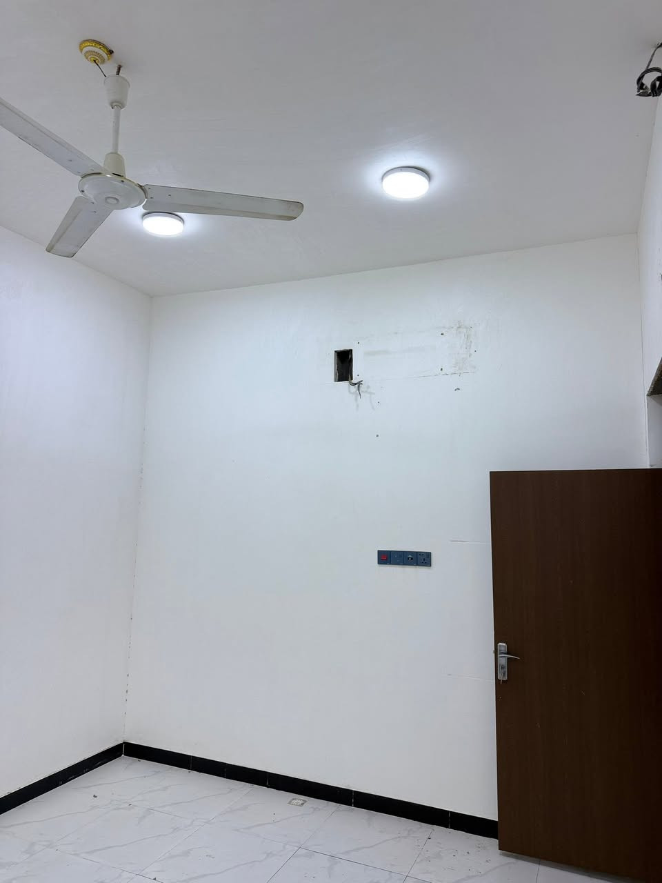 ياالله بيت ١٠٠م للرهن بدايه شارع قنبر قريب شارع كربلاء سعر الرهن ب١٥ مع المجال للاستفسار اكثر اتصل ***********
