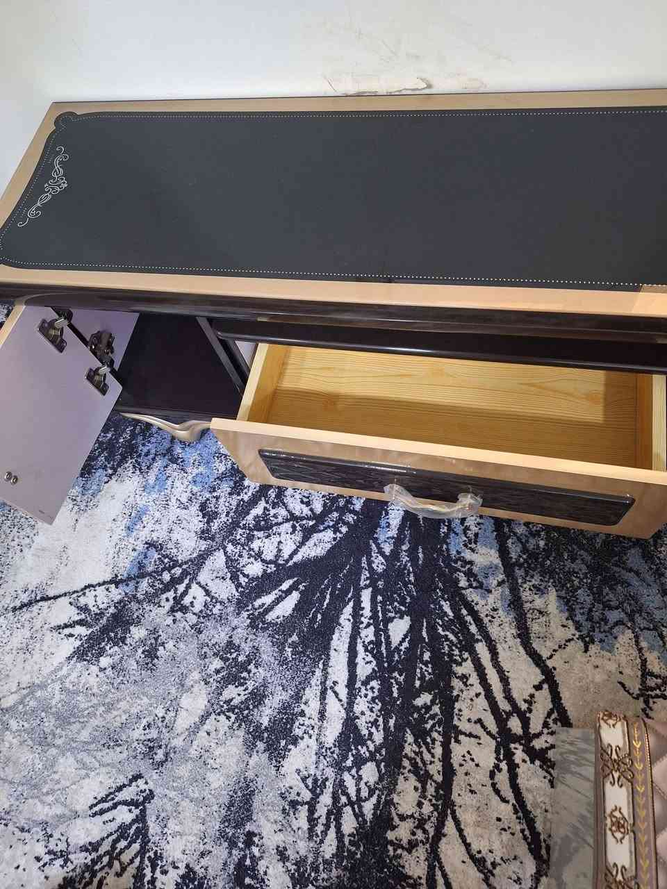 السلام عليكم 
ميز شاشة جديد غير مستخدم الوصل مالته وياه مال المعرض 
سعره ١٨٥ وبيه مجال 
البصرة ابو الخصيب 
***********
