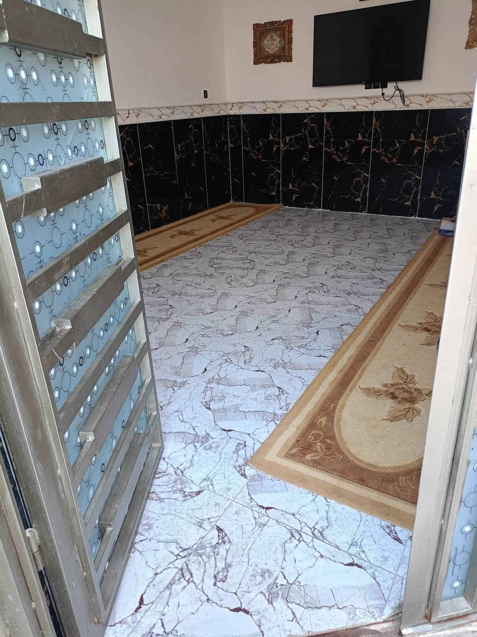 سلام عليكم من رخيصة الادمنية المحترمين بيت للبيع بناء سنة 25 طابو ملك صرف مساحة العقار 109 طابقين   الطابق الأرضية يتكون من استقبال أو غرفة نوم اومطبخ اوصالة  والطابق الثاني نفس الارضي للتواصل اتصل على الرقم الهاتف ***********
