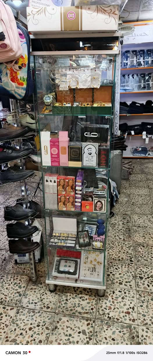 سلام عليكم للبيع الرفوف الكبار عدد 2 سعر الوحدة 300 وبيه مجال بس خشب اندي اف  ضد مي تصميم نقشة وفاترينة الجام عدد 2 سعر الوحدة 150 مكاني بغداد حي العامل. 
الاستفسار. ***********.
