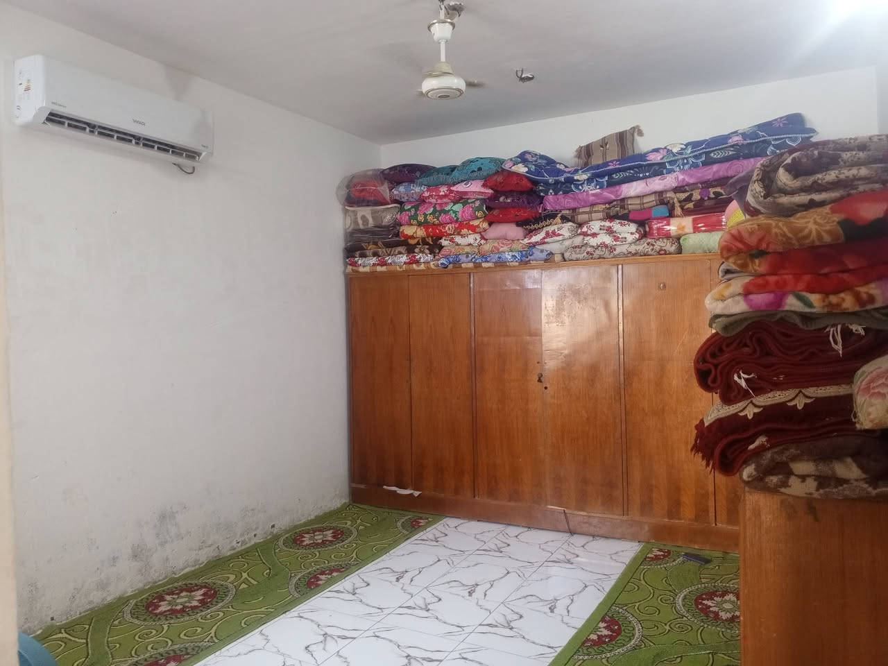 بيت طابوك بناء حديث مساحته 200
شارع نفط قبل لاخير يبعد علئ سده 300 متر 

يتكون من غرفتين 5×4ونص وهول +مطبخ 5×5+استقبال 6ونص ×5 +خدمات بس الصب بعده 

+قطعه 160متر 

85 وبيه مجال 

***********
