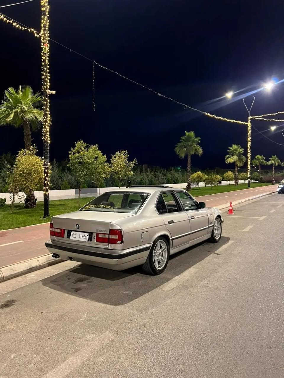 کاکە بەناوی خوا 
BMW1991 525i
سەیارە کە دینار مەسروفی تانیە 
ئارم پلاستی کی سلێمانیە 
چوار ویلو تایەی نوێی لەسەرە
سەیارەیەکی گەنجانەو جوانە .
***********
