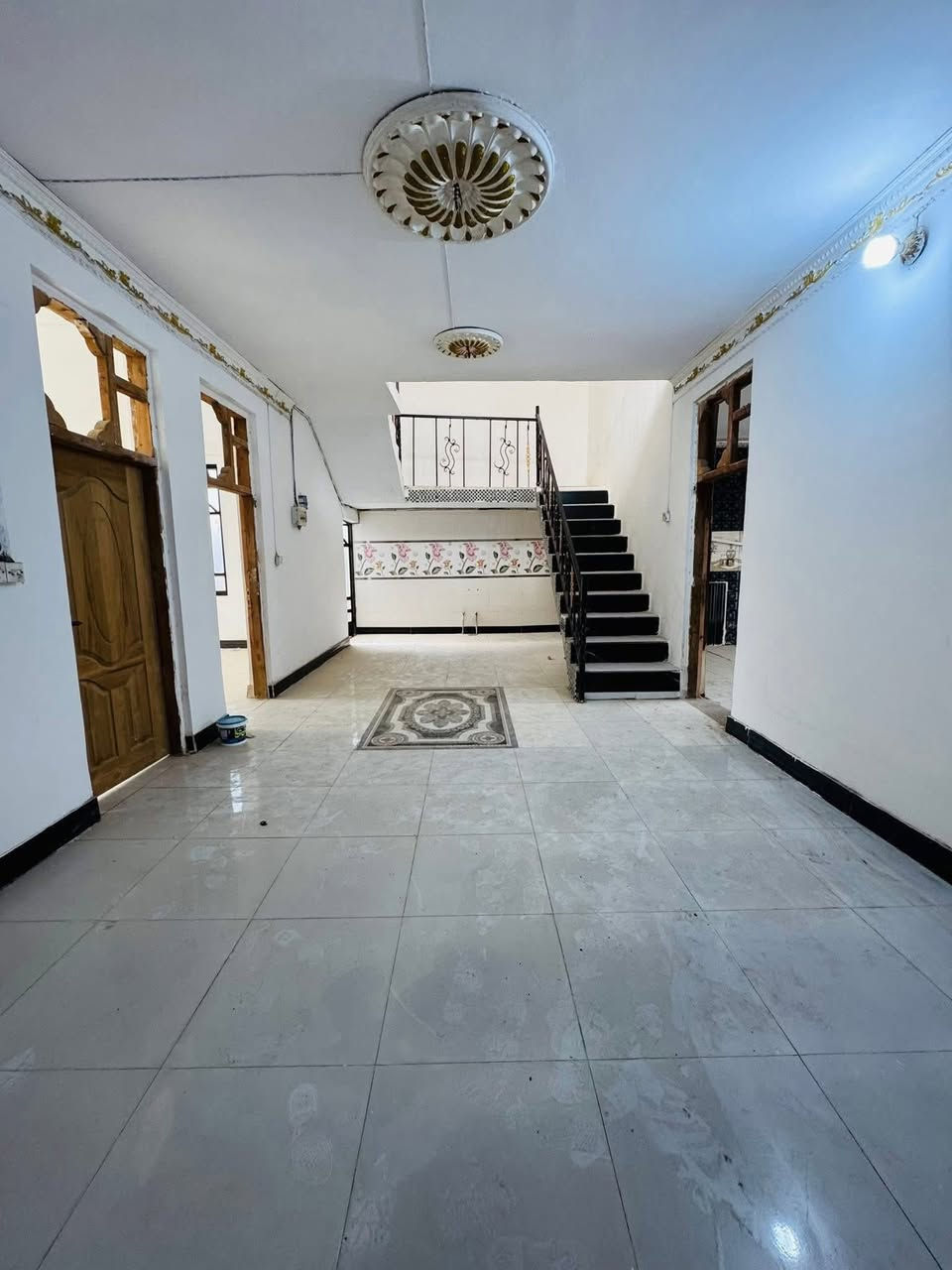 #بيع_مستعجل_سعر_منااااااااااااااسب 

دار للبيع 200م طابو زراعي سند 25 
استلام مباشر 
يحتوي على 👇🏻 
غرف نوم 3 - صاله - كلدور - مطبخ - مجمع صحيات عدد 2 - مناور - كراج - حديقه  
(ملاحظه بناء البيت طابوك وبلوك قليل   + نقص تطبيك السطح) 
الموقع 📍
نهاية نادر الثالثه - مقابل محطة العرفان 

للاسـتـسفار عـن اي عقار يتم نشره  مراسلة الصفحه او الاتصال على  
   ⁠***********    ***********
