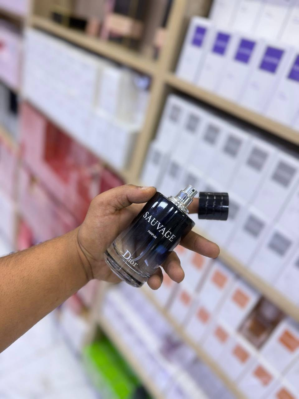 هذا هو عطر ديور سوفاج (Dior Sauvage) الرجالي الشهير بتصميمه الزجاجي المتدرج الداكن.
يتميز العطر بمزيج من الانتعاش الحمضي ونفحات الأخشاب القوية، مستوحى من المساحات المفتوحة.
تتكون تركيبته عادةً من البرغموت، الفلفل، وخشب الصندل، ويأتي بتركيزات مختلفة مثل أو دو بارفان (Eau de Parfum) وبارفان (Parfum).
يعتبر خياراً شائعاً للرجال العصريين الذين يبحثون عن الجاذبية والأناقة الطبيعية في استخدامهم اليومي. 

سكن طبق الاصل 
توصيل مجاني لكل العراق


**إذا كنت صاحب هذا الإعلان وتريد حذفه لأي سبب، رجاءا أرسل رسالة إلى الدعم الفني**
