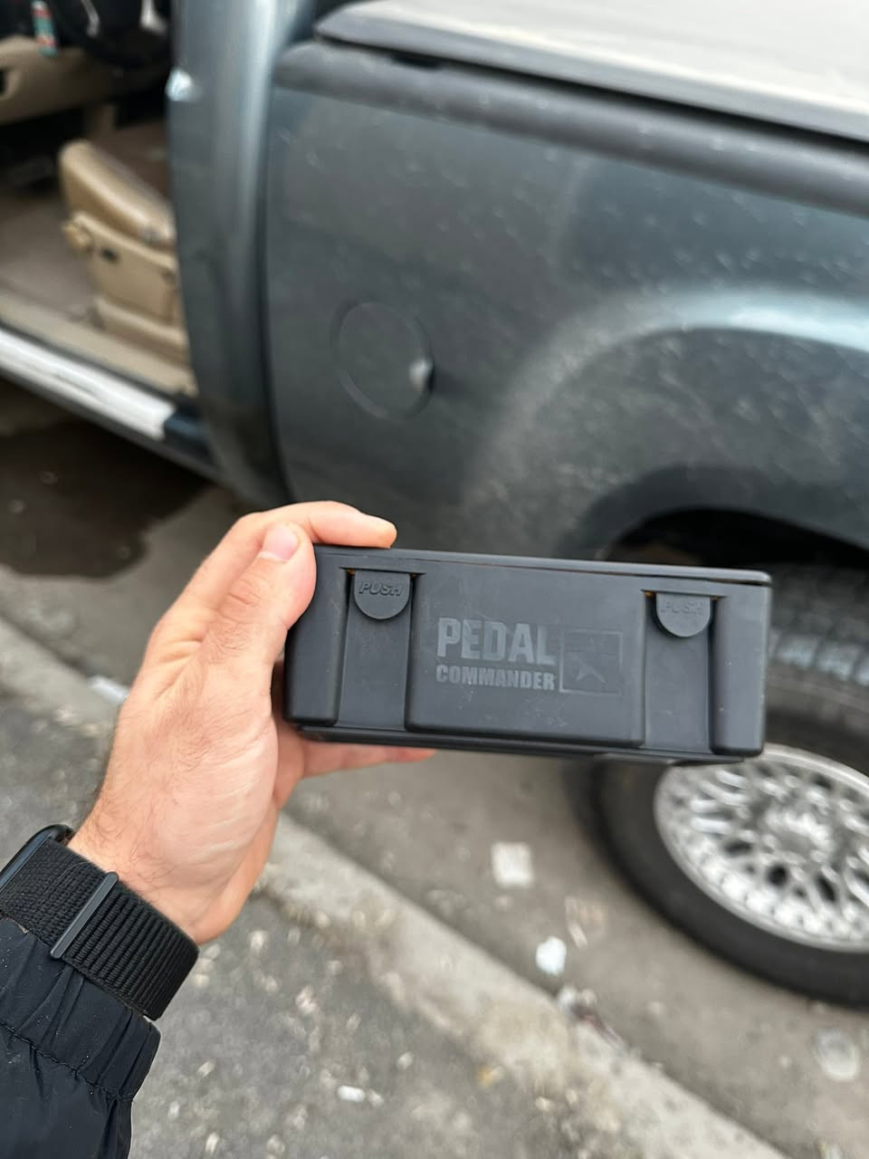 السلام عليكم 
مزاد يبدي من 150 الف 

يعد Pedal Commander نظاماً عالمياً للتحكم في استجابة دواسة الوقود، مصمماً لإزالة تأخير استجابة الدواسة الإلكترونية وتسريع الاستجابة الفورية للمحرك.يتميز الجهاز بأربعة أوضاع قيادة (Eco، وCity، وSport، وSport +) و36 مستوى ضبط مختلف للتخصيص الكامل.يوفر الجهاز سهولة التركيب "التوصيل والتشغيل" (Plug and Play) والتحكم عبر تطبيق الهاتف الذكي عبر البلوتوث.يأتي المنتج مع ضمان لمدة عامين ولا يؤثر على ضمان السيارة أو يتدخل في وحدة التحكم الإلكتروني (ECU) الخاصة


**إذا كنت صاحب هذا الإعلان وتريد حذفه لأي سبب، رجاءا أرسل رسالة إلى الدعم الفني**