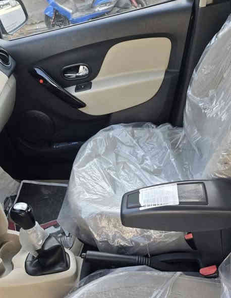 بيع او مراوس 
💈رينو سيمبول 💎2017💎 
♦رقم بغداد 🇮🇶✅ السيارة ب اسمي تحويل ثاني يوم 
♦ ماشية 110 الف
♦اللون جوزي 
بيها ضربة ومصلحة بالصندوك 
مصبوغة كلير كامل اني ابيعك مصبوغة 
📌 مواصفات السيارة:
⚜️ سعة المحرك 1600 سي سي
⚜️ناقل حركة اوتوماتيك بـ 4 سرعات
⚜️ القدرة الحصانية 102 HP
⚜️استهلاك الوقود 6.4 لتر / 100 كم
⚜️نظام منع انزلاق المكابح
⚜️شاشة تعمل بنظام اندرويد وكاميرا وحساسات
⚜️نظام تحكم تعلي تنصي تتحكم بالراديو والاغاني والمكالمات 
⚜️وسائد هوائية للسائق والراكب
⚜️مساند راس أمامية وخلفية قابلة للتعديل
⚜️قفل مركزي للأبواب
⚜️نظام مراقبة ضغط الهواء في الإطارات
⚜️برنامج الثبات الإلكتروني وتحديد السرعة وقفل السرعة 
♦إشارات جانبية على مرايا الأبواب  
♦مصابيح ضباب أمامية مع خاصية
♦تحكم في مرايا الأبواب 
♦مسند ذراع في المنتصف
♦خاصية طي المقاعد الخلفيه 
مكاني بغداد  
السعر (((73)))وبيها مجال بسيط
الرقم ***********
