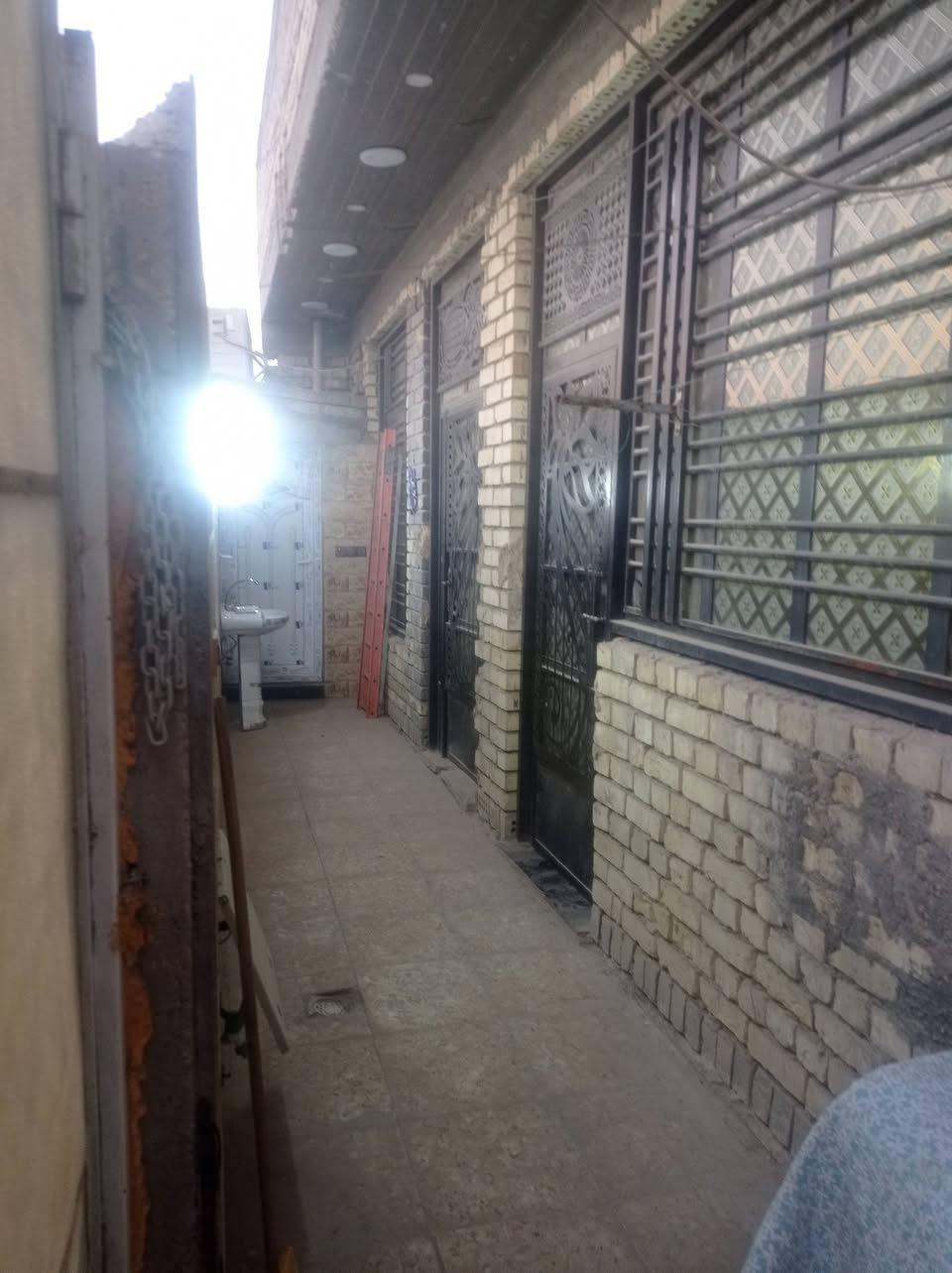 السلام عليكم بيت للايجار بسكينه الزراعي بدايه شارع البانزين خانه البيت بي صاله كبيره واستقبال وغرفه نوم ومطبخ وجاهز من كلشي تجي وتكعد كامل من كلشي للتواصل ***********
