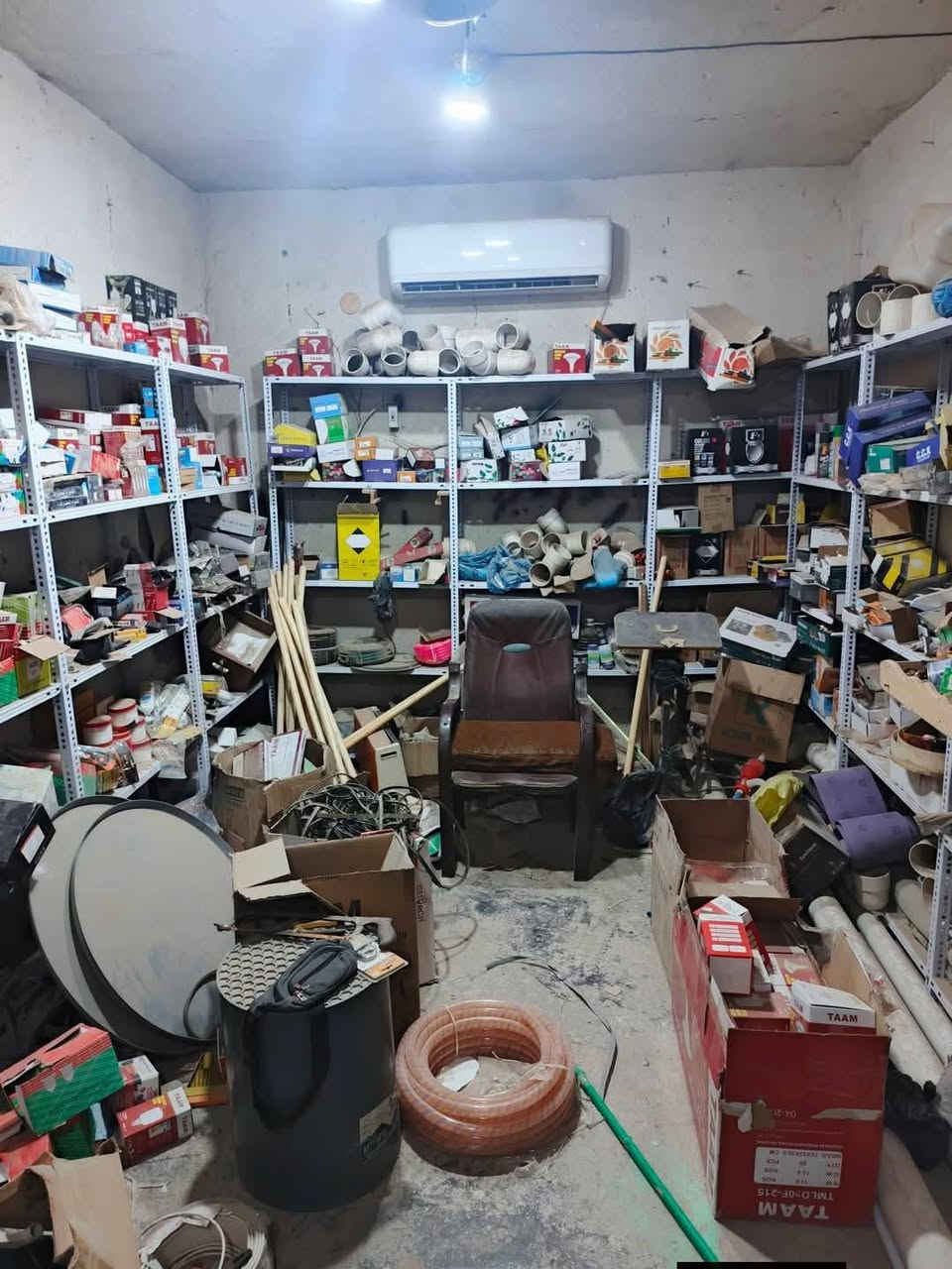 للبيع الغراض المواد انشائيه كهربائيات مع الرفوف والسبليت في الحي العسكري الناصريه مركز مقابل روضه عبد الله الرضيع شارع المدارس                                                        الجاد يتصل ***********
