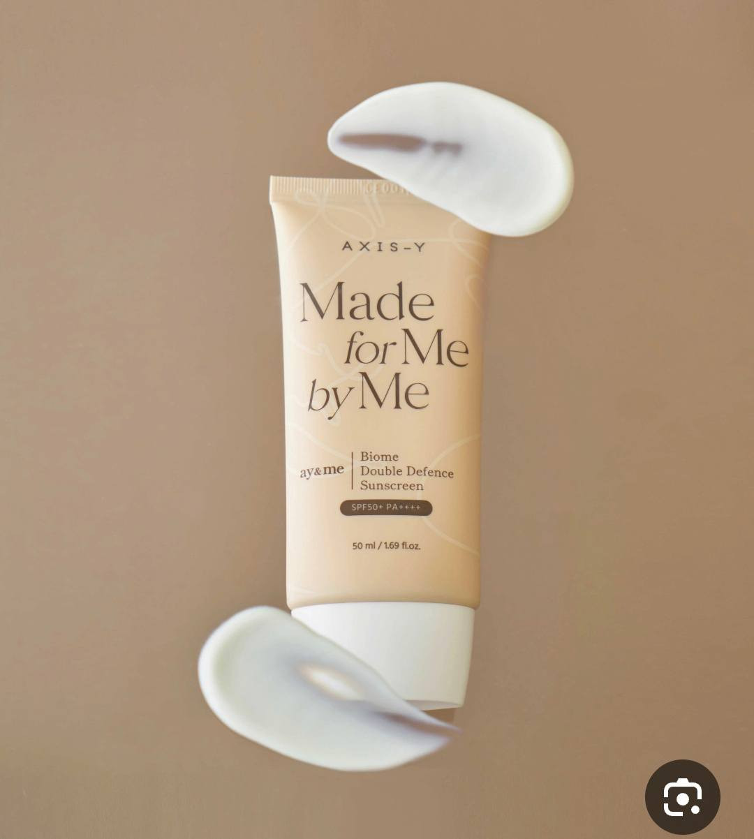 واقي الشمس الكوري AXIS-Y Biome Double
 Defense Sunscreen 
من مجموعة "Made for Me by Me"
 بحجم 50 مل. 

 يوفر حماية واسعة الطيف وعالية جداً من أشعة الشمس بمعامل SPF50+ PA++++ لحماية البشرة من الحروق والشيخوخة المبكرة والتصبغات.

 واقي شمس كيميائي يتميز بقوام مائي خفيف (Water-essence) يمتص بسرعة فائقة. 

بدون أثر أبيض: يندمج تماماً مع البشرة دون ترك أي طبقة بيضاء أو ملمس لزج.

تقوية حاجز البشرة: يحتوي على مركب البيوم الخاص (Special Biome Blend) المكون من البروبiotics والبريبايوتكس لدعم ميكروبيوم الجلد وتقوية حاجزه الطبيعي.

تعزيز المرونة: غني بببتيدات التوت البري (Cranberry Peptides) التي تساعد على شد البشرة وتحسين مرونتها.

مكونات إضافية: يحتوي على النياسيناميد لتفتيح التصبغات، ومستخلصات مخمرة مثل الكومبوتشا والجالاكتوميسيز لترطيب عميق ومقاومة الخطوط الدقيقة. 

أنواع البشرة المناسبة: مثالي لجميع أنواع البشرة، بما في ذلك البشرة الدهنية والمختلطة والحساسة بفضل تركيبته الخفيفة والمهدئة.

مكياجات قمر  
جبله بجانب البريد قبل الكنافه الجبلاويه


**إذا كنت صاحب هذا الإعلان وتريد حذفه لأي سبب، رجاءا أرسل رسالة إلى الدعم الفني**