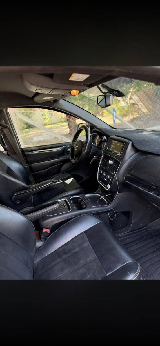 دوج كرڤان موديل 2018
((المواصفات ))
1-كشنات جلد كهربائي 
2-تدفئه تبريد كشنات 
3-شاشه قلاب خلفيه
4-ابواب كهربائيه سلايد لوك 
5-جنطه شفط كهربائيه 
7-محرك 3600 كفاله مامفتوح
8-كير atكفاله
9-حداديه كامله خلفي امامي 
السونار مرفق بل صور 
للاستفسار 
واتساب او اتصال 
***********
عنوان بغداد 
الدوره 
السيديه بغداد, العراق
