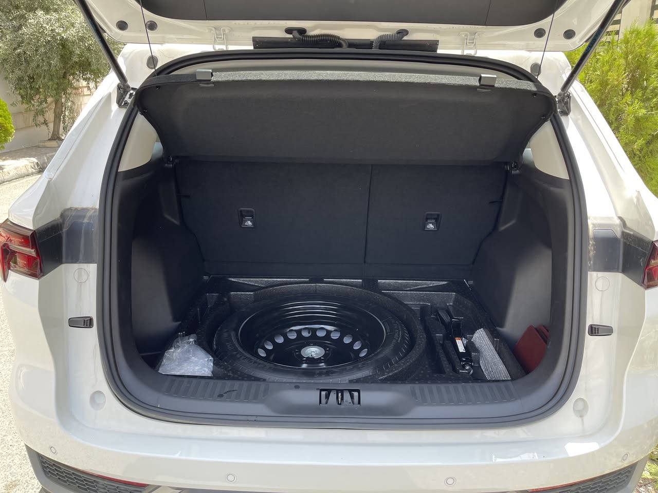 فورد تيريتوري 2025 تأتي بمحرك ايكوبوست 1.8 لتر 4 سلندر بقوة 190 حصان و320 نيوتن متر من عزم الدوران. تأتي بناقل حركة أوتوماتيكي بـ 7 سرعات ونظام دفع أمامي. تشمل الميزات القياسية إضاءة LED أمامية وخلفية، وكاميرا خلفية، وشاشة لمس، ومثبت سرعة.  ونظام كشف النقطة العمياء.
مواصفات فورد تيريتوري 2025:
المحرك: ايكوبوست 1.8 لتر 4 سلندر تيربو.
القوة: 190 حصان.
عزم الدوران: 320 نيوتن متر.
ناقل الحركة: أوتوماتيكي 7 سرعات.
الدفع: أمامي.
الإضاءة: LED أمامية وخلفية.
الكاميرا: خلفية.
الشاشة: لمس.
مثبت السرعة: نعم.
نظام كشف النقطة العمياء: نعم .
نظام الدخول الذكي: نعم 
المقاعد: جلد 
نظام المعلومات والترفيه: شاشة لمس 12.3 بوصة، دعم آبل كار بلاي وأندرويد أوتو.
نظام المساعدة في الركن: حساسات خلفية وكاميرا خلفية.
ميزات الأمان: فرامل مانعة للانغلاق، نظام التحكم في الثبات، مساعد صعود المرتفعات، نظام تثبيت السرعة، نظام مراقبة المنطقة العمياء.
ميزات السلامة الاختيارية: مثبت سرعة متكيف، نظام تحذير الاصطدام الأمامي مع مكابح طوارئ تلقائية، نظام تحذير الخروج من المسار، مساعد البقاء في المسار.
سياره جديده رقم دهوك اجنبي الجديد ماشيه ٢٦٠٠ كم 
للتواصل عن السعر الاتصال بالرقم *********** متوفر واتس وفايبر دهوك, العراق
