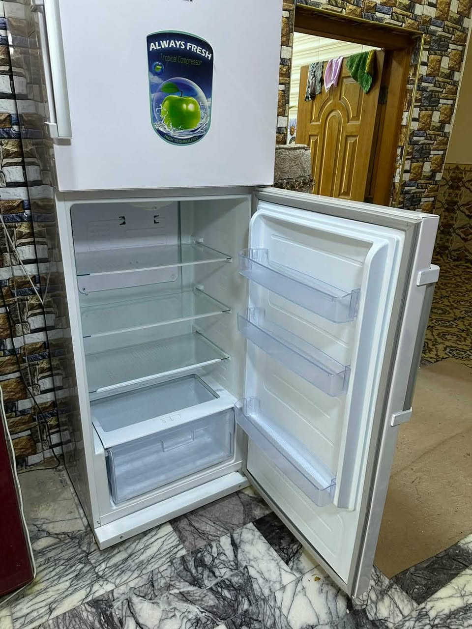 ثلاجه جديده استعمال قليل جدا الثلج كما موضح بل صوره 
للبيع السعر السعر 525  وبيه مجال بسيط المكان بابل الكفل 
للاستفسار: ‭0782 764 5057‬
