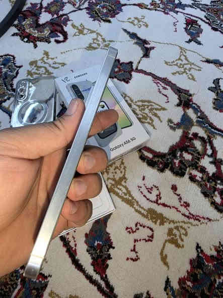 گالاکسی ئەی ٥٦
شتی زۆر جوان و ماقولو لۆک
خۆم بەکەپسی کڕیومە
چەن مانگێکی کەم ئیشی کردووە
زەمانی دەمانگێکی تیا ماوە
٢٥٦ گێگاو دووسیم و ڕام دوازدە
سەداسەد خاوێن و بێ شوختە
درعو کەڤەریشی وەک دیاری لەگەڵدایە
کامل ئەشیای بیلادی خۆی لەگەڵە
نــرخی  ٤٢٥ هەزارو مەجالێکی کەم
گۆڕینەوەو گەیاندن هەیە
*********** ــ ڤایڤەرو وەتس ئەپ
*********** ـــ السليمانية
