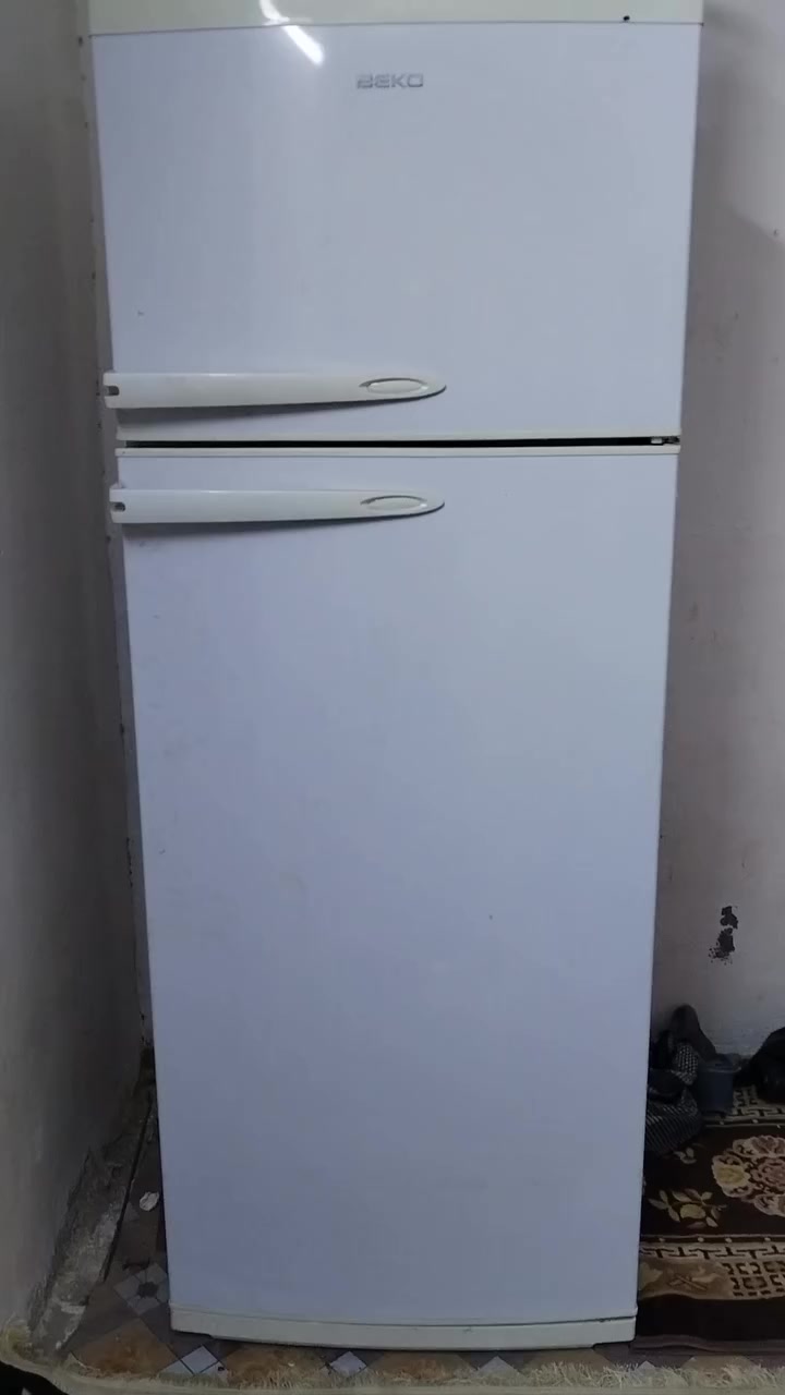 السلام عليكم ورحمة الله
رمضان كريم عليكم جميعا  
شباب عندي هاي الثلاجه 
شرط الشغل مكاني ديوانيه 
السعر رايده ب 175 مع المجال
رقم الهاتف ***********
