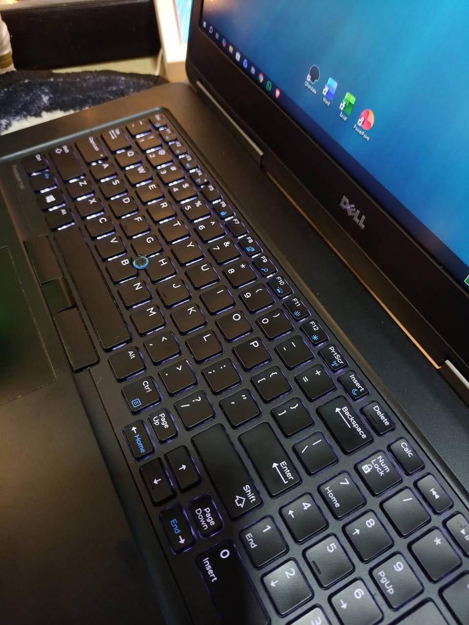 اخوان وصلتني لابتوب
موديل  dell precision 7720💻🔥 لابتوب Workstation 
المعالج (CPU): Core i7  فئة HQ 
كرت الشاشة : 8GB NVIDIA Quadro P4000.☑️ 
اضافة 8gb داخلي.
الرام (RAM): 16GB DDR4☑️
الهارد (SSD): 512GB NVME 
اربع اماكن تخزين
اربع اماكن رامات للتطوير الى 64 Gb
كيبورد اضاءه ارجيبي☑️

 الكرت مبني على معمارية Pascal القوية،  يحتوي الكرت على 1792 نواة CUDA.بسرعة 1480 ميجاهرتز.
يعني لتصاميم والمحاكاة الجداً جداً ثقيلة والمعقدة بسبب كرت الشاشة القوي ومشغل جيد جدا للالعاب الثقيلة.
اذا ما تعرف بيه لا تتعبني رجاءا
الشاشة: 17.3 بوصة FHD.☑️
 الجهاز مجهز بـ مروحتين (Double Fan) للتبريد، يعني انسى شي اسمه حرارة واشتغل والعب براحتك حتى لو كربت عليه 24 ساعة.

✅ لأهل الألعاب: يشغل أقوى الألعاب (Assassin's Creed odyssey, ghost of tsushima ,) بسلاسة .
للتواصل ***********
يوجد توصيل 🚕
