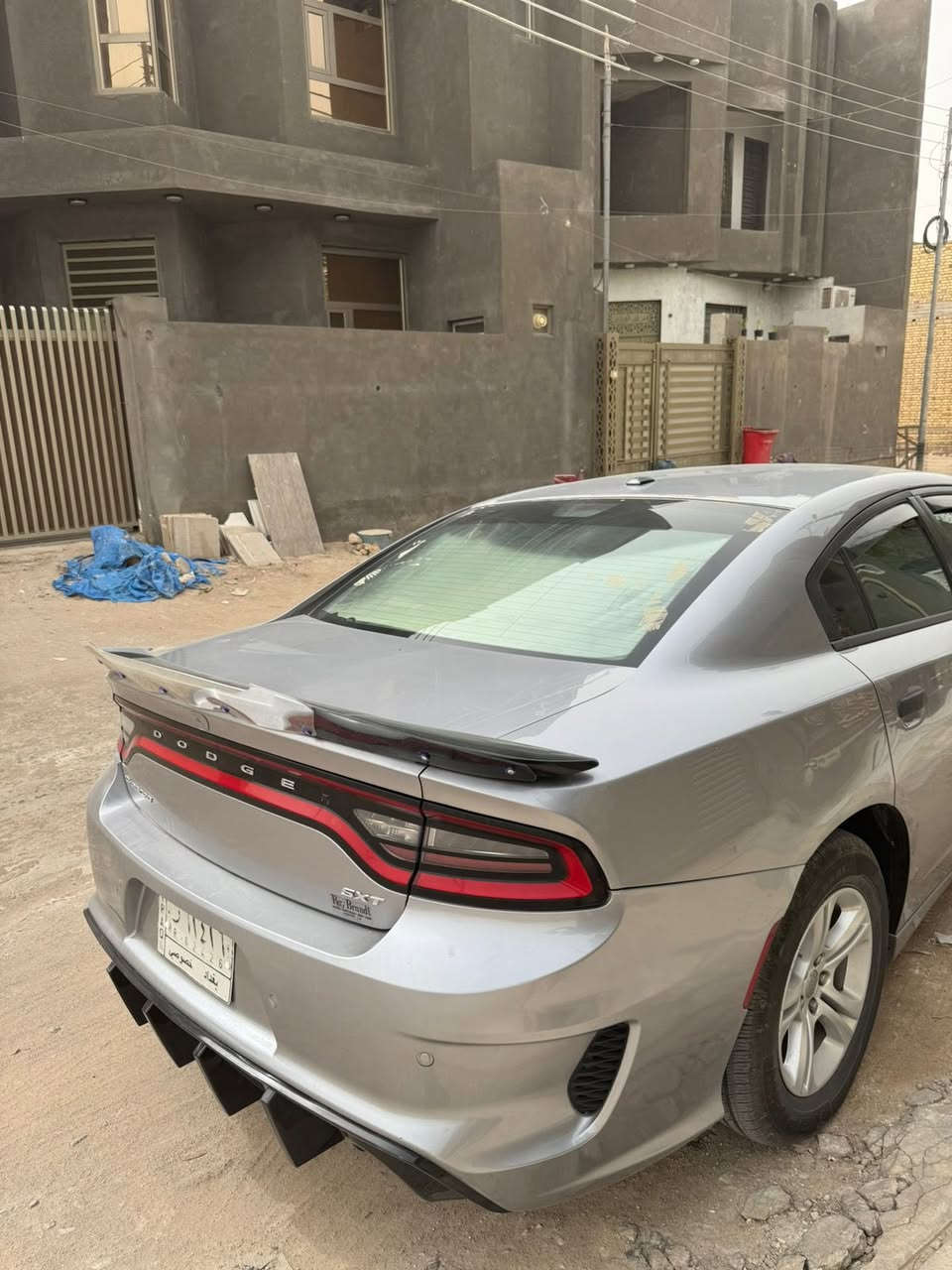 السلام عليكم
دوج جارجر للبيع 
موديل 2018 اصل
رقم بغداد
اللون رصاصي 
محرك وكير بالكارتون 
السياره تحكم ستيرن 
شاشه كبيره 
لايت زنون 
السياره محدثه دعاميات جي تي 
وما بيه اي نقص جاهزه من كل شي 
حادث السياره جاملغ وبنيد وبيه جاملغ خلفي بيه شويه تعديل 
السعر 190 وبيه مجال 
مكان السياره الناصريه قرب فلكه السماوه والي يحب يتواصل وياي على هالرقم وانه حاضر ***********
