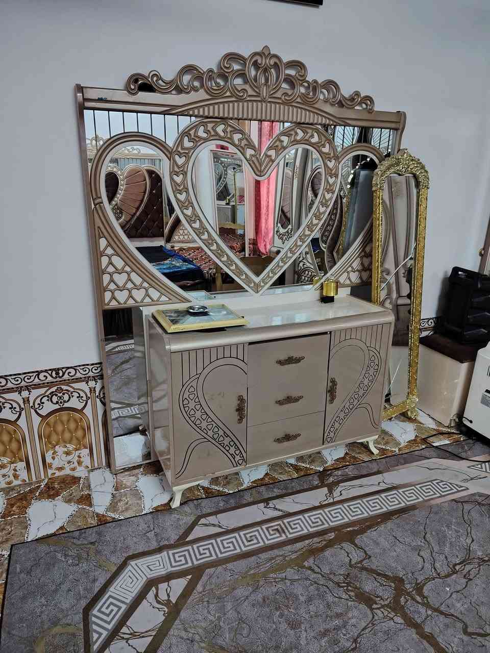 السلام عليكم
من رخصه الادمن غرفه نوم للبيع بسعر مناسب 
السعر 550 الف 
كاونتر مع سنك كامل كما موضح بالصور السعر
مليون وربع 
العنوان حديثه قرب تربيه حديثه 
للاستفسار الاتصال
***********
