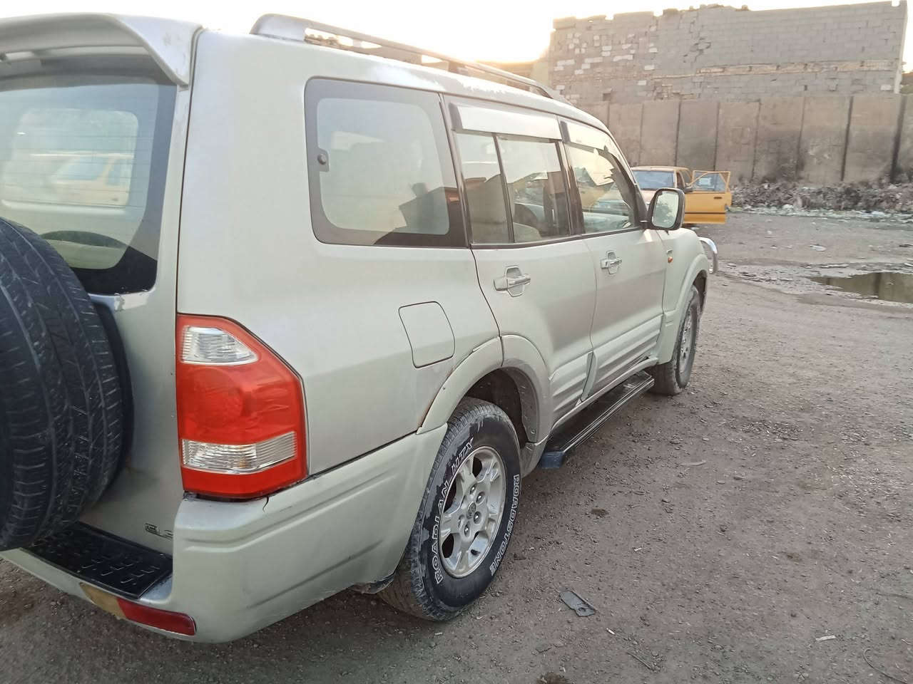 السلام عليكم للبيع باجيرو موديل 2002 جاهزه مكفولا من ضربه فقط جاملغ امامي مبدل كير محرك كفاله كلها عل بلاد لونها رصاصي وجارده فور ويل خليجيه فول مواصفات فتحه كلث قطع تبريد سبعه راكب صدر نضيف رقم بغداد نكليزي تحويل مباشر مكاني بغداد السعر 60 الاستفسار اتصال او مراسلا خاص ***********
