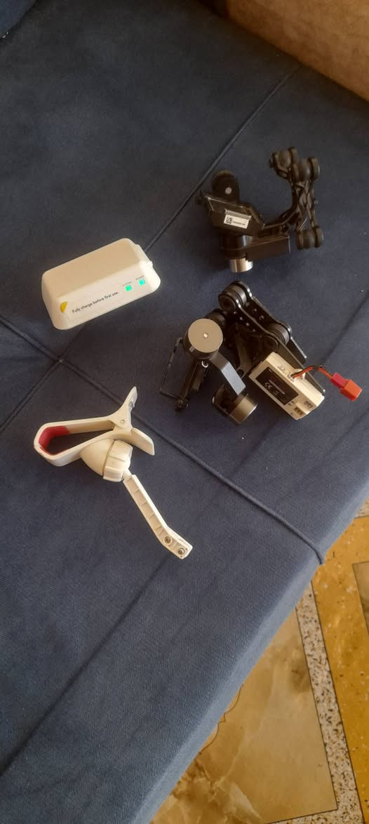 يبدو أن هذا جيمبال (Gimbal) ثلاثي المحاور مصمم للطائرات بدون طيار (درون)، ويستخدم لتثبيت الكاميرا أثناء الطيران.الجهاز يشتمل على محركات بدون فرش (Brushless Motors) لضمان حركة سلسة وثابتة.يتضمن وحدة تحكم وبطارية صغيرة خاصة به، مما يشير إلى إمكانية استخدامه كجزء من نظام طائرة بدون طيار (UAV)


**إذا كنت صاحب هذا الإعلان وتريد حذفه لأي سبب، رجاءا أرسل رسالة إلى الدعم الفني**