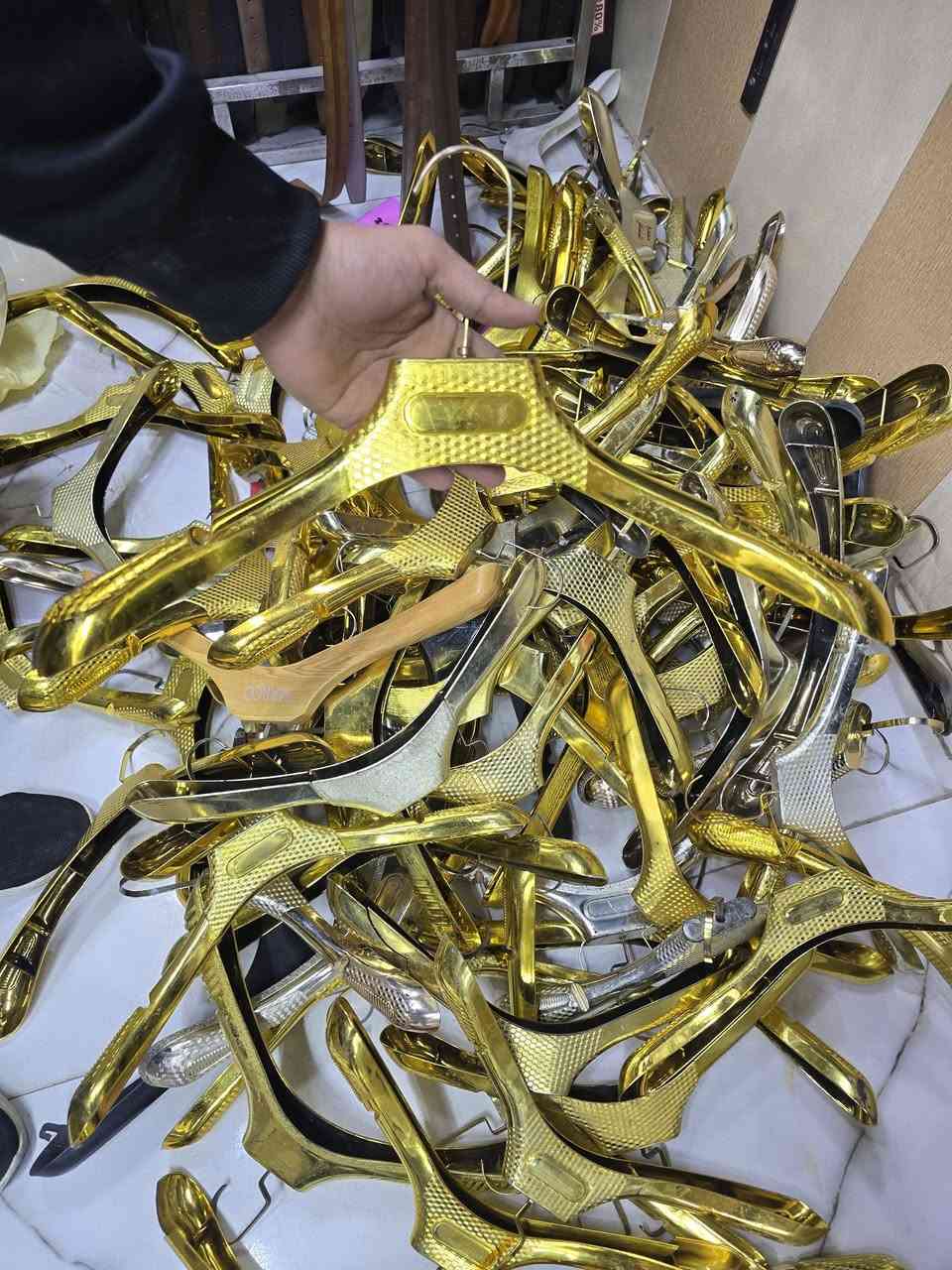 السلام عليكم تعاليك للبيع السعرررررر القطعه 500 دينار عنوان المسيب السوق الكبير مقابيل صفاء الحبوبي جواد الشمري رقم الهاتف ***********
