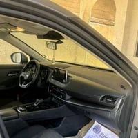 السيارة المعروضة هي نيسان روج جديدة ومصانة بشكل جيد. تمتاز بلونها الفض...