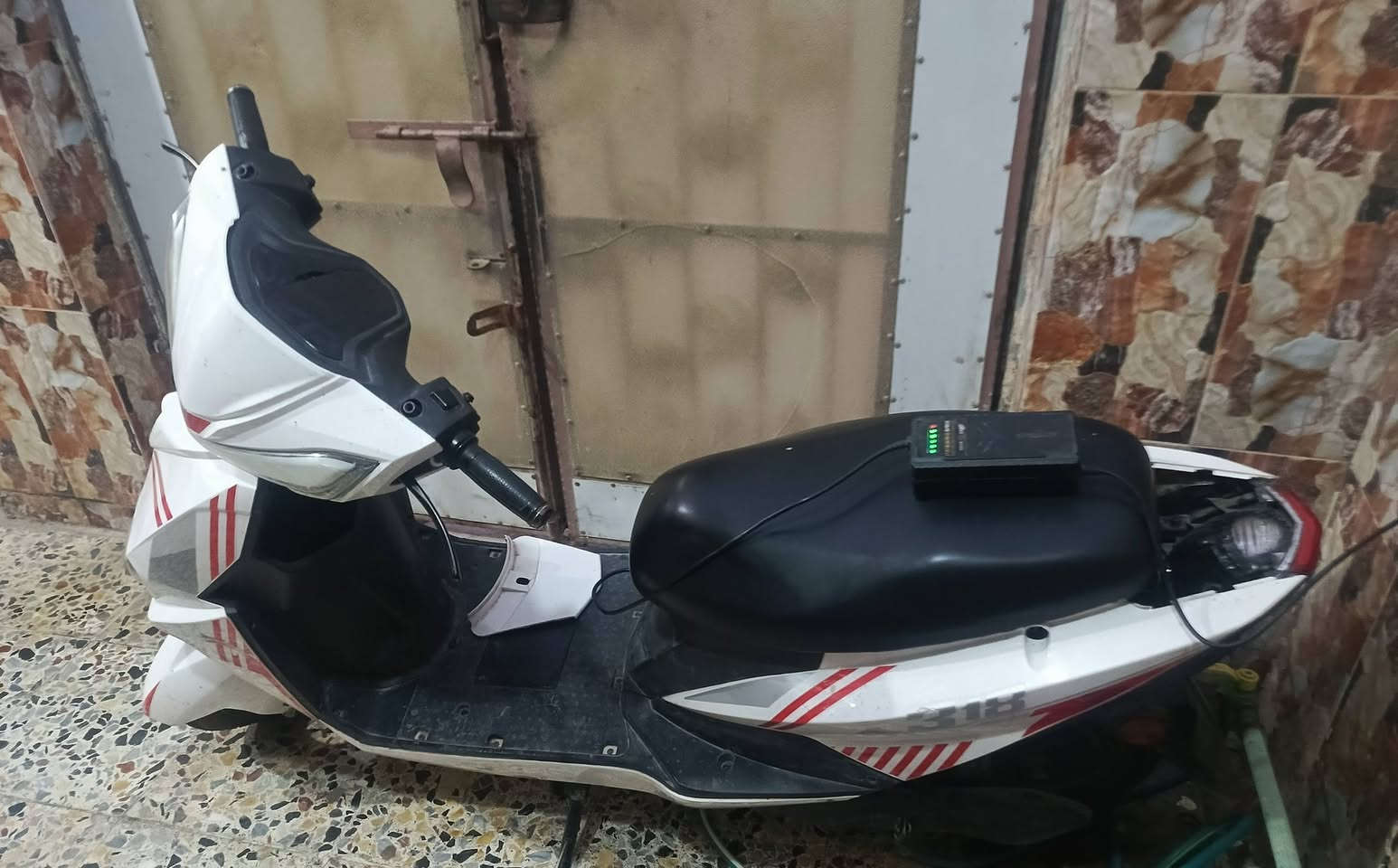 سلام عليكم دراجه شحن للبيع او مراوس بانزين كلشي شغال ييها بس عوزها 3 بطاريات الدراجه كلشي شغال بيها سويج واحد بس وياها درع شاشه العداد مكسوره كلشي موضح كدامك سعرها 500 وبيها مجال تكدر تتواصل وياي عالوتساب او اتصال  ***********
