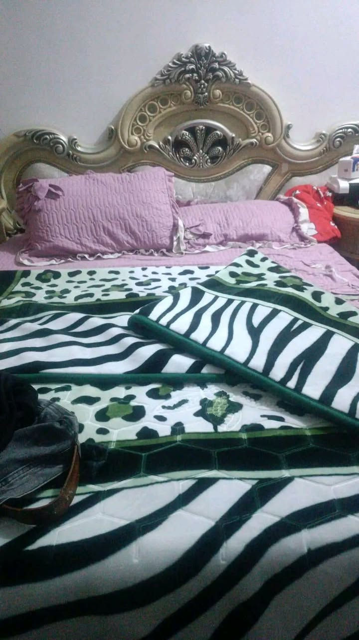 للبيع 
غرفه نوم جرخ ماله سايف سعر ٣٠٠ 
بوفيه حطاطه سعر ١٠٠ 
فلوجه حي معلمين 
*********** بي واتساب
