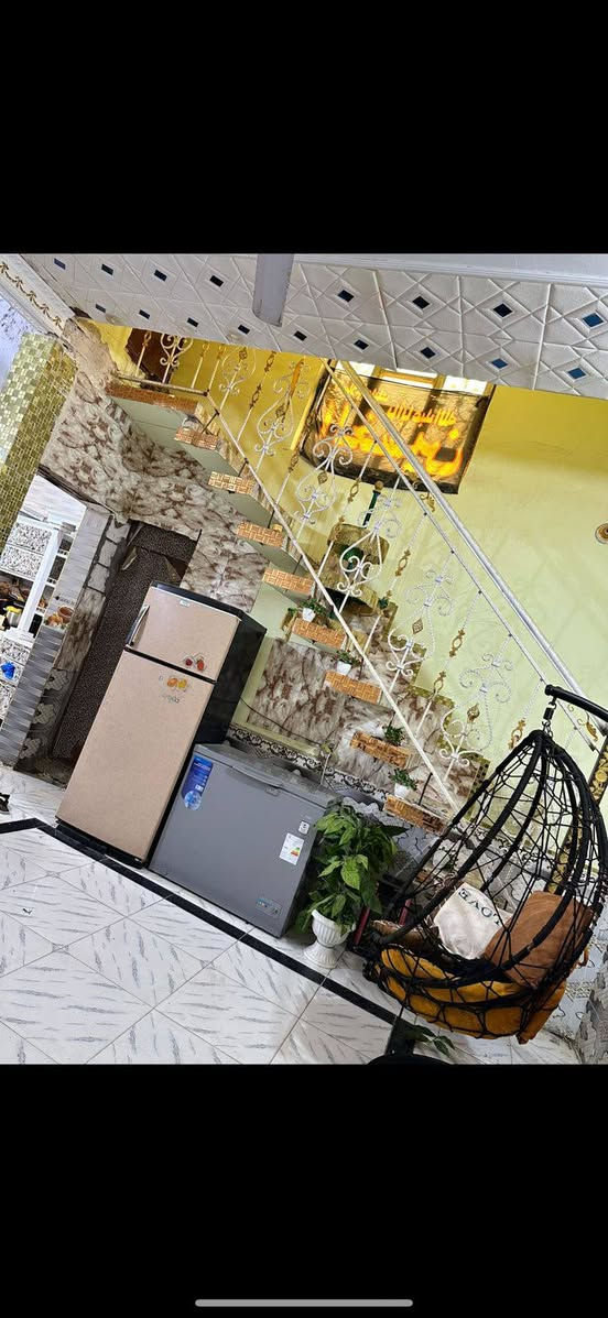 بيت نص قطعه زراعي مساحته 100 متر في ازديناويه فرع صيديلة الروان مساحة شارعه 10 امتار وتبليط ورصيف مقرنص للبيع بيه غرفه وحد وصاله وصحيات ومطبخ وسابقن دوانيه وفتحها على الصاله الاستفسار الاتصال على الرقم ***********
