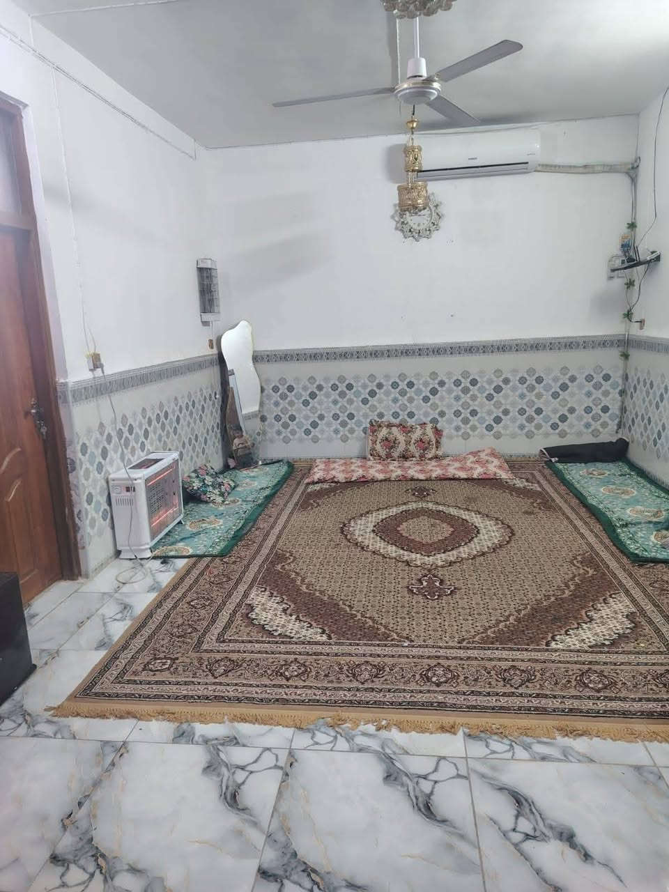 يالله السلام عليكم عرضنا لهذا اليوم بيت للبيع بالبكرلي قرب جامع سلمان المحمدي  طابو زراعي سند 25 باسم شخص واحد تحويل مباشر او اقرار
مساحة البيت 200 متر واجه 10 متر ونزال 20 متر 

بناء حديث 2025  كافة الخدمات مجاري وتبليط يبعد عن الشارع العام خط الكيات 75 متر 

///////////******/////////*//*///////

البيت طابقين يحتوي على اربع غرف نوم 

/////////////********//////////

الطابق الاول يحتوي على غرفتين 

 واستقبال 7في 4

وكلدور كبير جدا 10في 4 

ومطبخ 5 في 5.5 متر 

صحيات وحمام داخلي وخارجي 

كراج سياره كبير وسقيفه كيسبان 

الشغل درجه اولى والارضيه بورسلين درجه اولى والجدارن سيراميك اسباني وهندي والالوان كلش مرتبه وحلووه

والصحيات الخارجيه كلها سيراميك 

////////******//////////

الطابق الثاني يحتوي غرفتين وكلدور

غرفه 8 في 4

الغرفه الثانيه 5في 5

السطح الناصي والعالي مطبك فرشي وشغل اولى  

/////***-*/////

السعر 135 وبي مجال  

ملاحظه البيت يرهم اقساط تطي 110 والباقيات اقساط 

للاستفسار مراجعة مكتب عقارات حسين المعموري  الكائن في البكرلي قبل جامع سلمان المحمدي 

او الاتصال على الرقم *********** حسين المعموري
